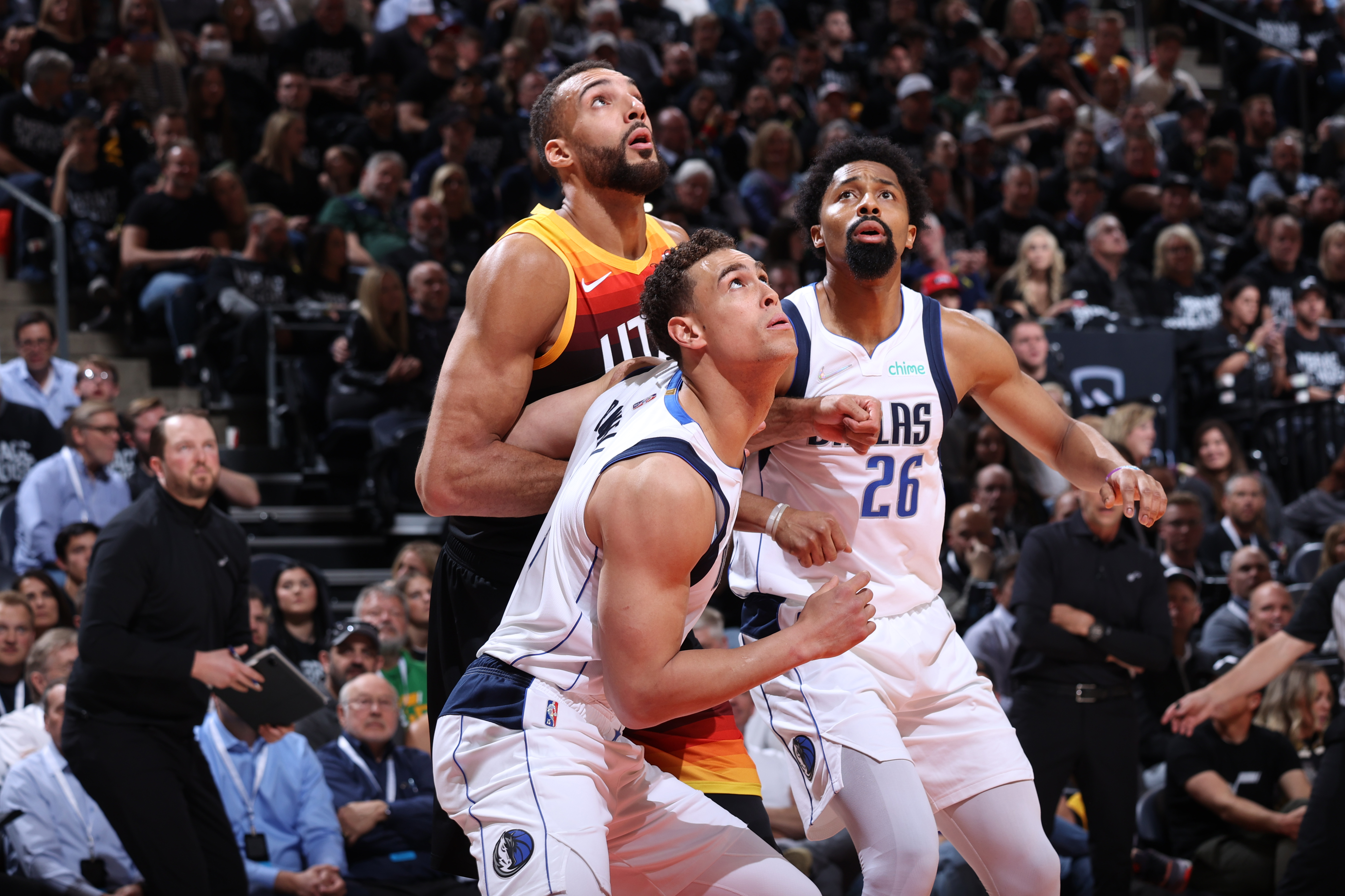 Mavs' Dwight Powell makes reading fun at Dallas-area public