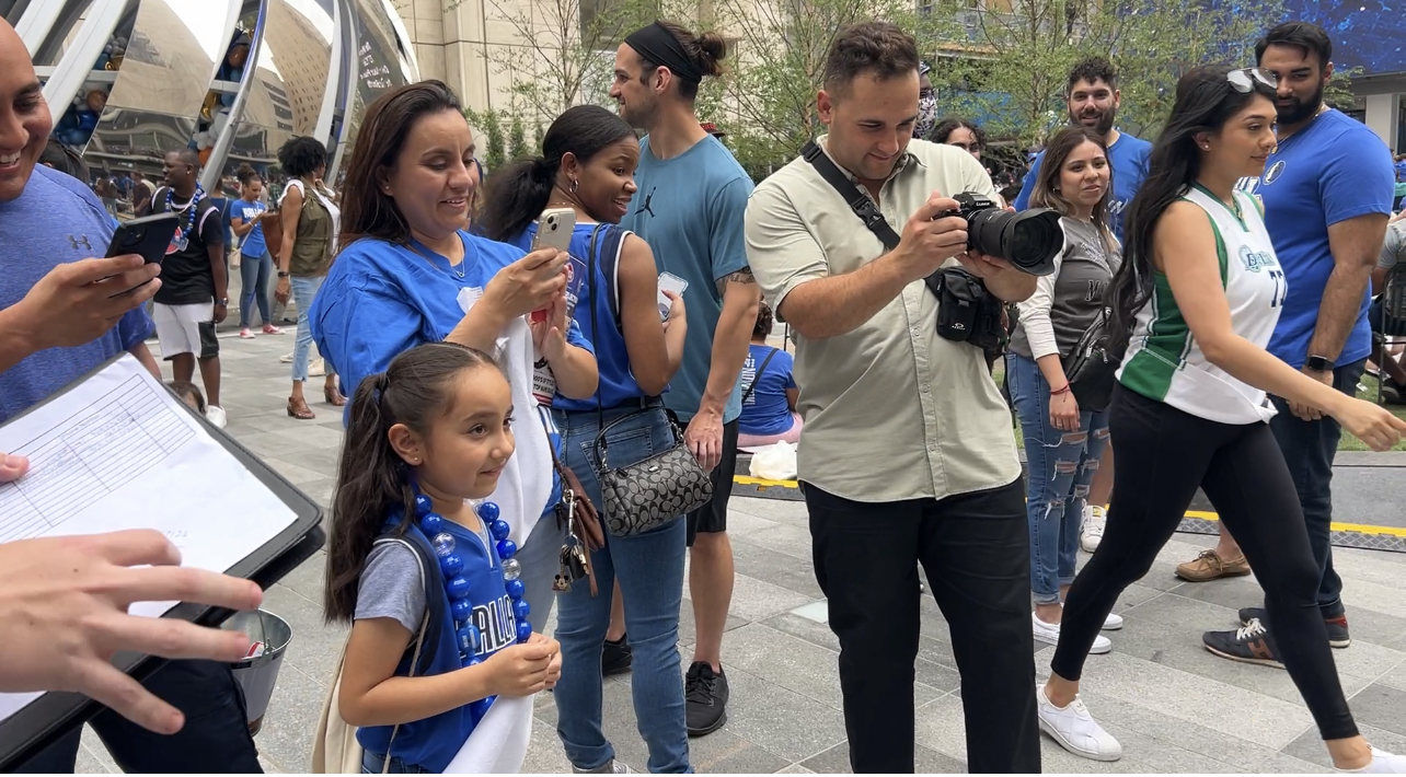 Thousands of Dallas Mavs fans pack AT&T Discovery Plaza for team watch ...