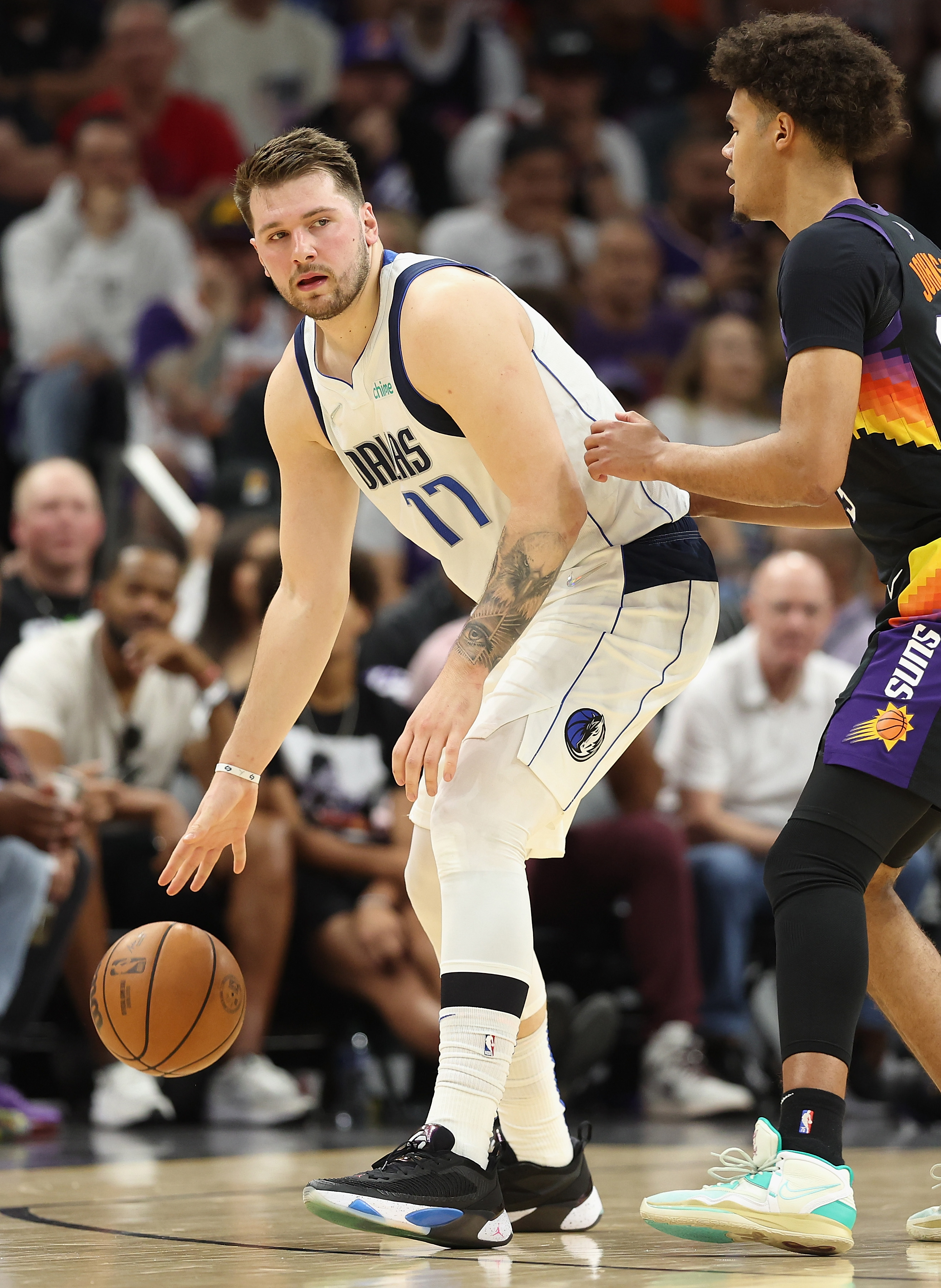 Watch: Luka Doncic Showed Up To Lakers-Mavericks Game In A Cowboy Outfit -  Fadeaway World