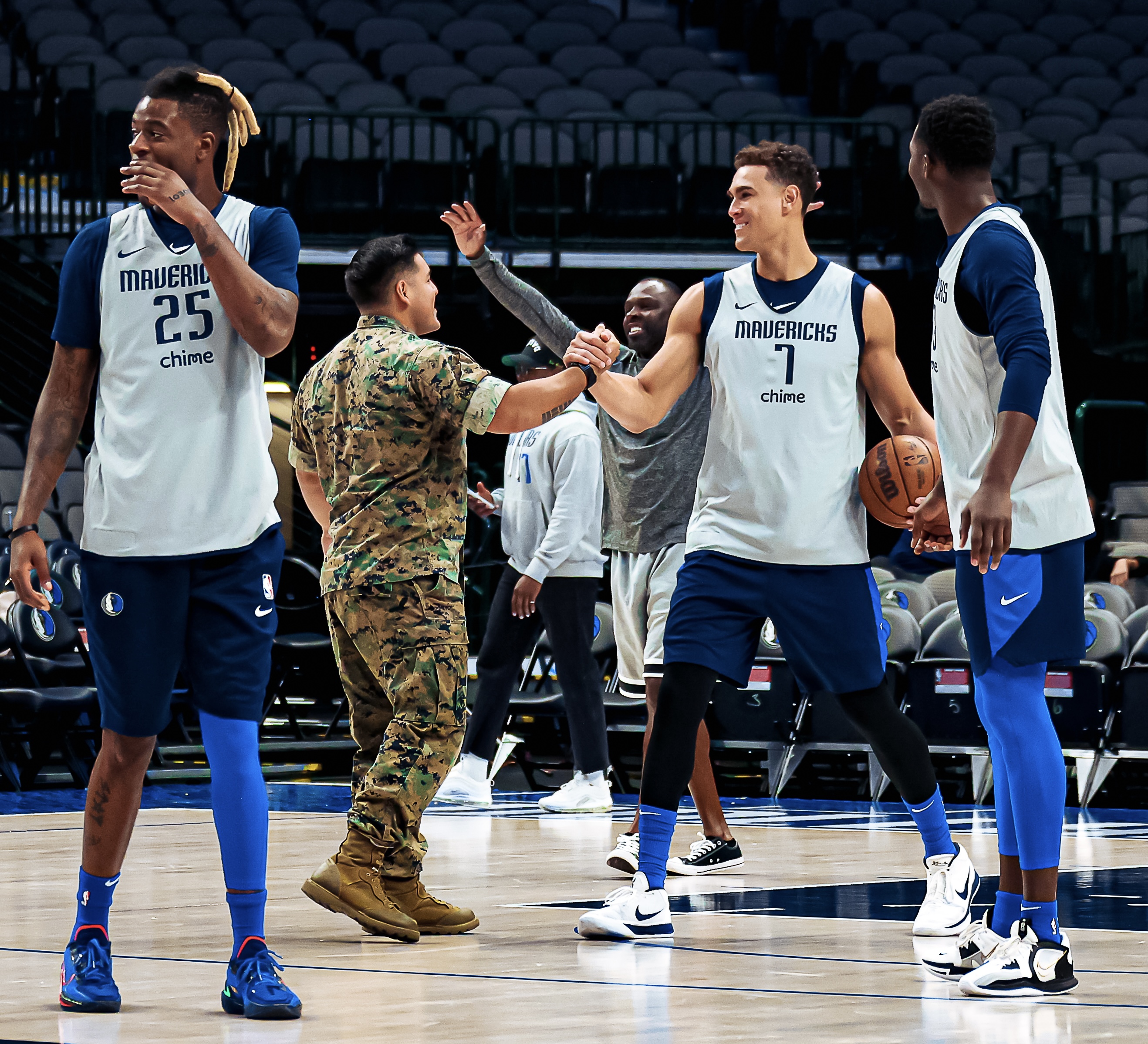 Dallas Mavericks: MAVS FIT clinic and shoe donation for students