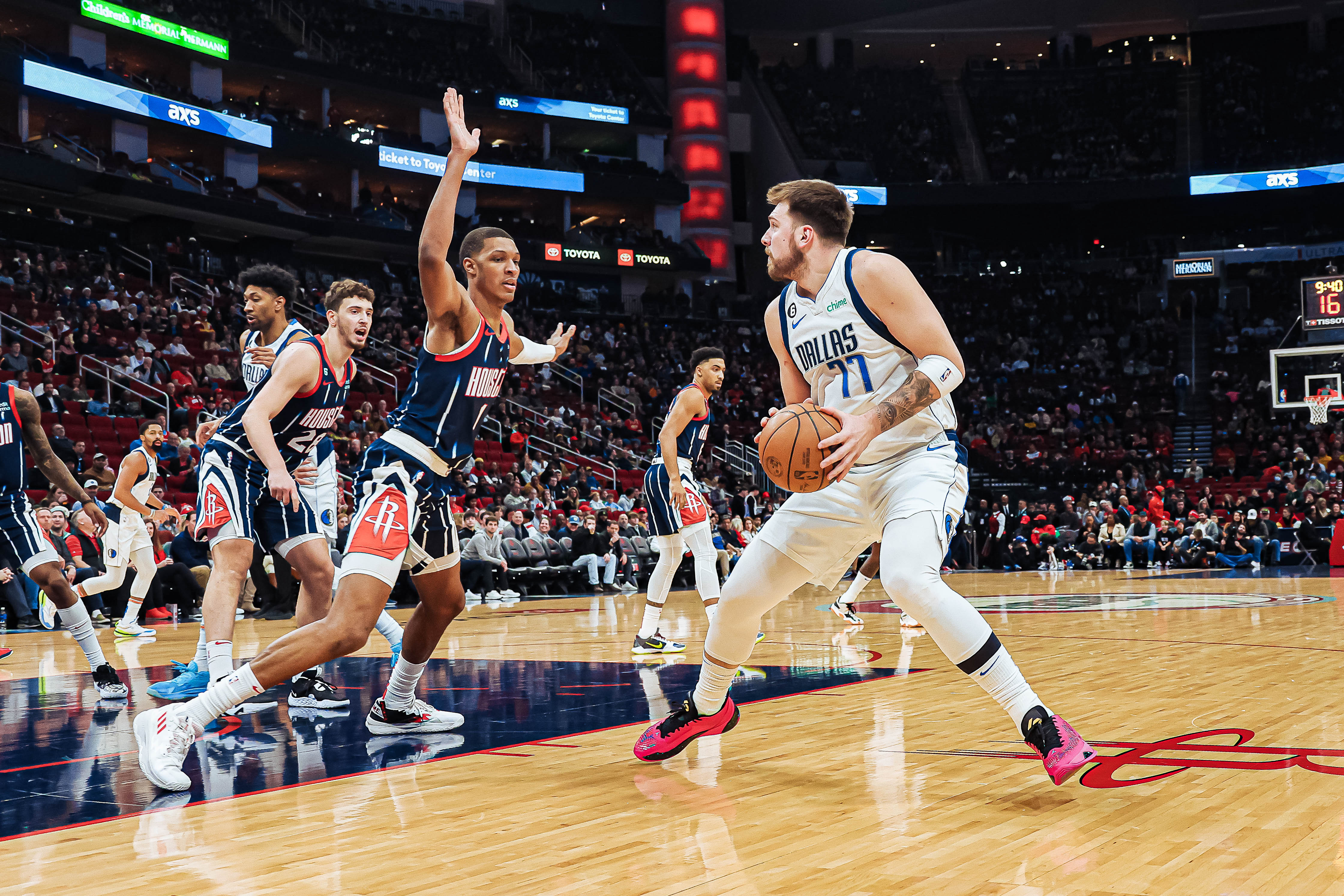 Mavericks beat Lakers behind record-setting third quarter on Christmas