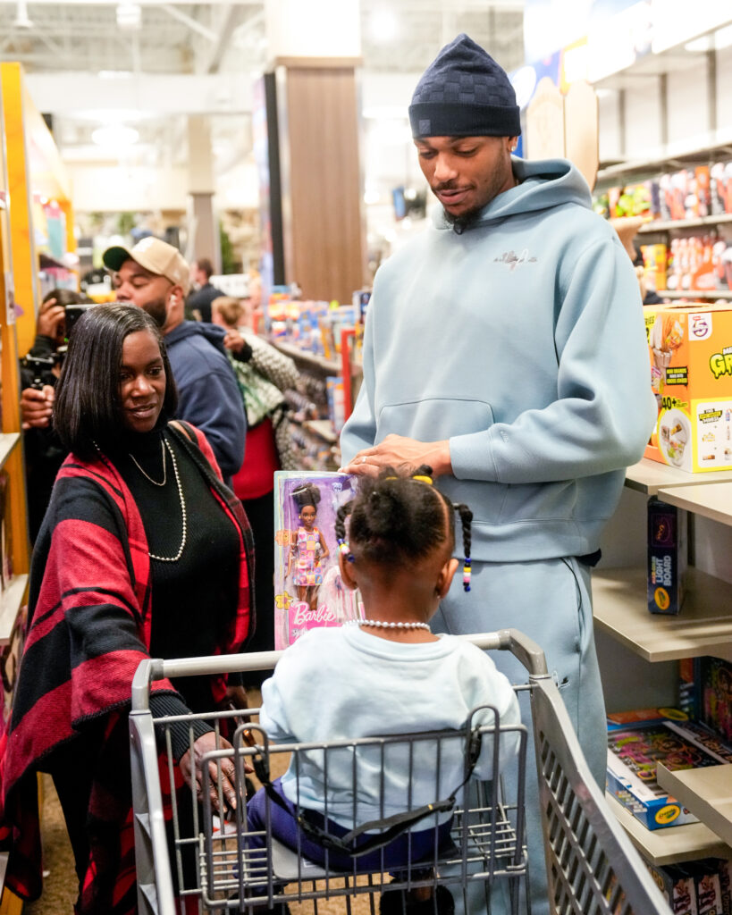 Mavs Season of Giving Wraps in Grand Fashion with SCHEELS Shopping Spree – The Official Home of the Dallas Mavericks